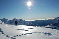 04 Sci alpinista in discesa, alle spalle Grem e pianura